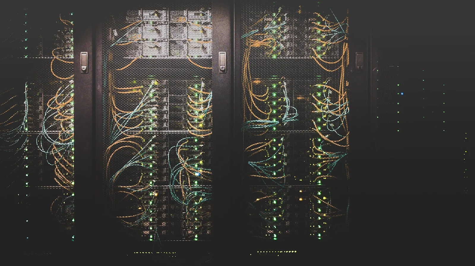 Carrier-grade switching and routing infrastructure in a data centre